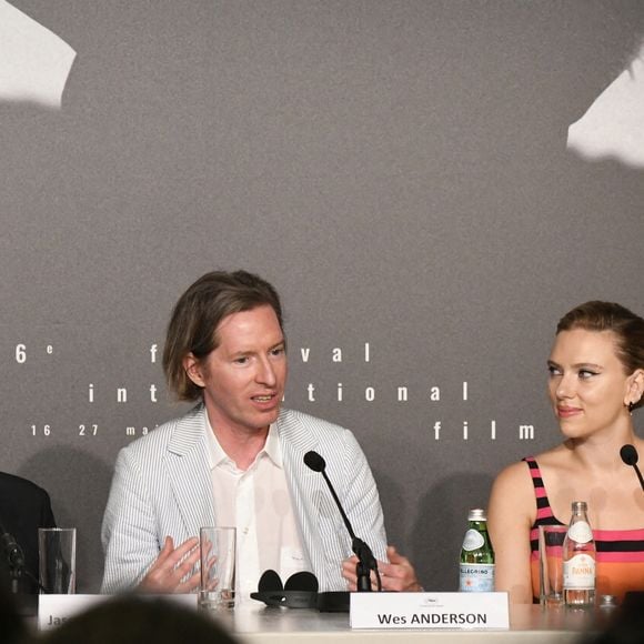 Jason Schwartzman, Wes Anderson, Scarlett Johansson à la conférence de presse du film "Asteroid City" lors de la 76ème édition du festival international du film de Cannes le 24 mai 2023. © Pool Cannes / Bestimage