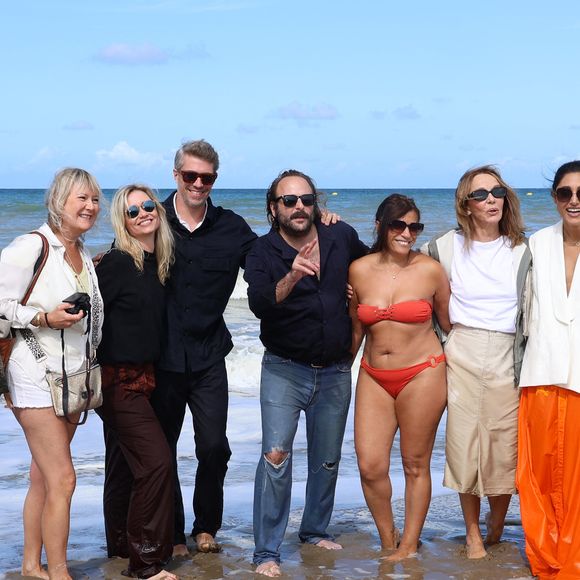 "Quand le Photocall du Jury se transforme en bain de midi", plaisante l'équipe du Festival du cinéma américain de Deauville, sur Instagram, en postant une vidéo de ce photocall dont les membres du jury se souviendront longtemps.

La présidente des membres du jury Golshifteh Farahani entourée de Benjamin Millepied, Philippine Leroy-Beaulieu, Thomas Cailley, Emilie Tronche, Eye Haidara, Katell Quillevere et Vincent Macaigne lors du photocall des membres du jury lors du 51e Festival du Cinéma Américain de Deauville le 8 septembre 2025. © Denis Guignebourg/Bestimage