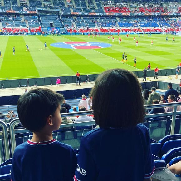Sur les réseaux sociaux, Faustine Bollaert préserve toujours le visage de ses deux enfants.

Faustine Bollaert publie des photos de ses enfants. Instagram