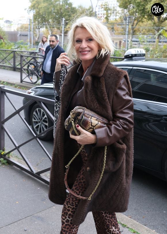 Exclusif - Sophie Davant - Arrivées lors de l'enregistrement de l'émission "Vivement Dimanche" (du 16 novembre) à Paris le 22 octobre 2025. © Bestimage