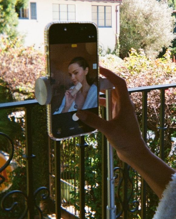 Selena Gomez fait la promotion de sa marque "Rare Beauty" sur Instagram.