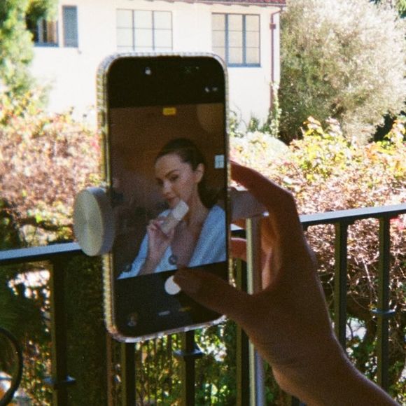 Selena Gomez fait la promotion de sa marque "Rare Beauty" sur Instagram.