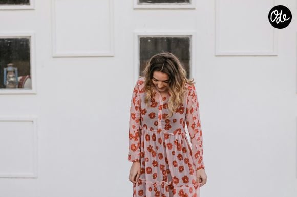 La robe chemise reste toutefois une excellente alternative pour celles qui privilégient le confort et un style plus sobre au quotidien.

© Sincerely Media / Unsplash