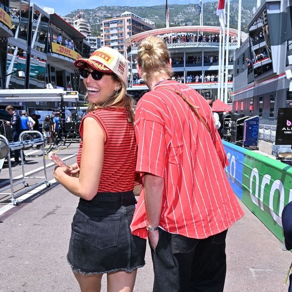 Et parmi les clichés, une apparition n'est pas passée inaperçue : celle de sa complice Laury Thilleman.

Laury Thilleman et Paul Mirabel dans les paddocks du Formula 1 Louis Vuitton Grand Prix de Monaco 2026, à Monte-Carlo, Monaco, le 7 juin, 2026. © Bruno Bebert/Bestimage