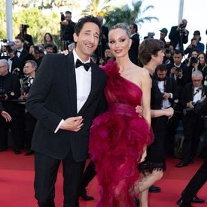 A noter également l'apparition d'autres stars comme Adrien Brody
Adrien Brody et sa compagne Georgina Chapman - Montée des marches du film « Vie privée » lors du 78ème Festival International du Film de Cannes, au Palais des Festivals à Cannes. Le 20 mai 2025
© Olivier Borde/ Bestimage