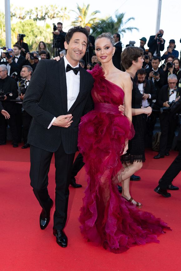 A noter également l'apparition d'autres stars comme Adrien Brody

Adrien Brody et sa compagne Georgina Chapman - Montée des marches du film « Vie privée  » lors du 78ème Festival International du Film de Cannes, au Palais des Festivals à Cannes. Le 20 mai 2025
© Olivier Borde/ Bestimage