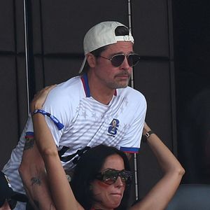 11 juillet 2026. Brad Pitt, accompagné de sa compagne Ines de Ramon, assiste au quart de finale de la Coupe du Monde de la FIFA opposant l'Espagne à la Belgique au stade de Los Angeles, aux États-Unis.
L'actrice Penélope Cruz et son mari, l'acteur Javier Bardem, assistent au quart de finale de la Coupe du Monde de la FIFA opposant l'Espagne à la Belgique au stade de Los Angeles, aux États-Unis. GOFF  / BESTIMAGE