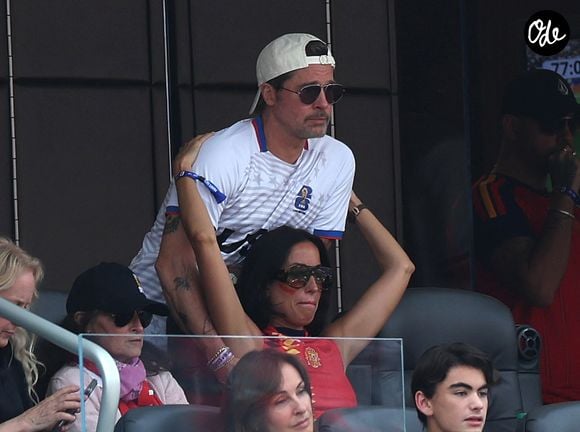 11 juillet 2026. Brad Pitt, accompagné de sa compagne Ines de Ramon, assiste au quart de finale de la Coupe du Monde de la FIFA opposant l'Espagne à la Belgique au stade de Los Angeles, aux États-Unis.
L'actrice Penélope Cruz et son mari, l'acteur Javier Bardem, assistent au quart de finale de la Coupe du Monde de la FIFA opposant l'Espagne à la Belgique au stade de Los Angeles, aux États-Unis. GOFF  / BESTIMAGE