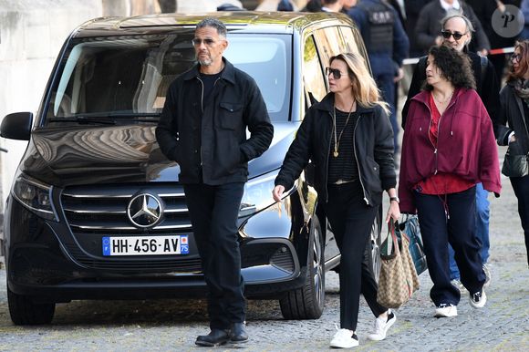 Nathalie Baye est décédée le 17 avril à 77 ans des suites de la maladie à corps de Lewy.

Roschdy Zem et sa compagne Sarah Poniatowski - Obsèques de Nathalie Baye en l'église Saint-Sulpice à Paris le 23 avril 2026. Clement Prioli / Bestimage