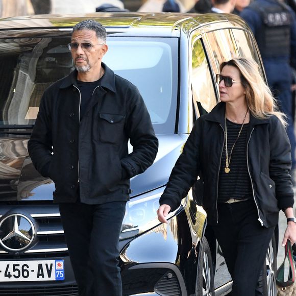Nathalie Baye est décédée le 17 avril à 77 ans des suites de la maladie à corps de Lewy.

Roschdy Zem et sa compagne Sarah Poniatowski - Obsèques de Nathalie Baye en l'église Saint-Sulpice à Paris le 23 avril 2026. Clement Prioli / Bestimage