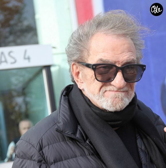 Interviewé par le "Journal du Dimanche", le chanteur s'est confié avec humour, mais aussi une certaine lassitude : "Mon problème aujourd’hui, ce sont les sangliers. Ils m’ont retourné le terrain"

Exclusif - Eddy Mitchell quitte les studios de Radio France à Paris le 7 novembre 2022
© Jonathan Rebboah / Panoramic / Bestimage