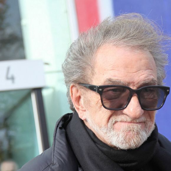 Interviewé par le "Journal du Dimanche", le chanteur s'est confié avec humour, mais aussi une certaine lassitude : "Mon problème aujourd’hui, ce sont les sangliers. Ils m’ont retourné le terrain"

Exclusif - Eddy Mitchell quitte les studios de Radio France à Paris le 7 novembre 2022
© Jonathan Rebboah / Panoramic / Bestimage