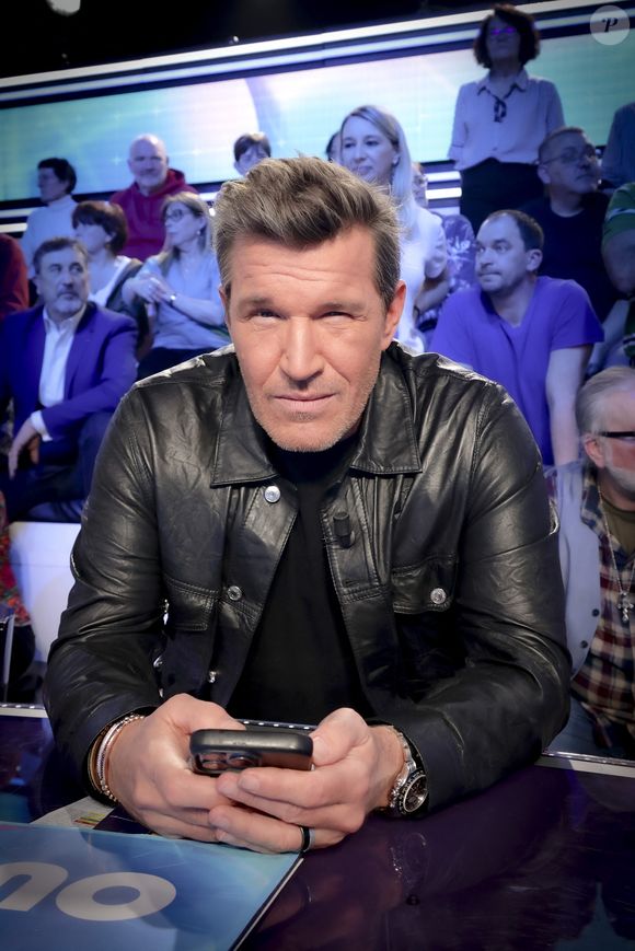 Il a réussi a tenir en position de planche avec 65 kilos sur le dos. 
Benjamin Castaldi, sur le plateau de l’émission « TPMP » présentée par C.Hanouna et diffusée en direct sur C8, Paris, France, le 26 fevrier 2025. © Jack Tribeca / Bestimage
