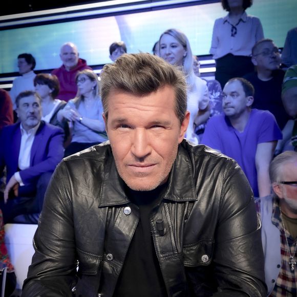 Il a réussi a tenir en position de planche avec 65 kilos sur le dos. 
Benjamin Castaldi, sur le plateau de l’émission « TPMP » présentée par C.Hanouna et diffusée en direct sur C8, Paris, France, le 26 fevrier 2025. © Jack Tribeca / Bestimage