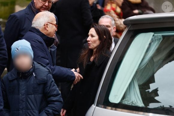 Henrik (fils du défunt), Isabelle Le Nouvel (veuve du défunt) - Sorties des obsèques de Niels Arestrup à l'Église Saint-Roch à Paris. Le 10 décembre 2024
© Christophe Clovis / Bestimage