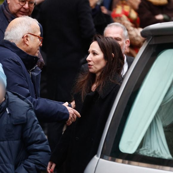 Henrik (fils du défunt), Isabelle Le Nouvel (veuve du défunt) - Sorties des obsèques de Niels Arestrup à l'Église Saint-Roch à Paris. Le 10 décembre 2024
© Christophe Clovis / Bestimage