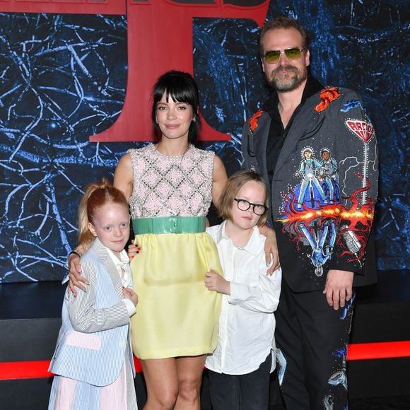 Le couple n'a pas eu d'enfant mais Lily Allen était déjà maman de deux enfants

Lily Allen et David Harbour - Photocall de la quatrième saison de la série "Stranger Things" aux Studios Netflix à New York, le 14 mai 2022.

©Europa Press / Bestimage