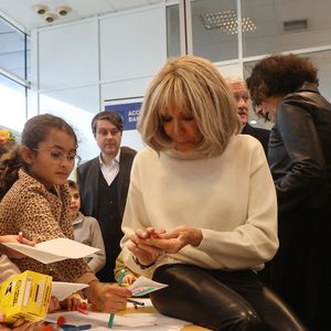 Le sélectionneur de l'équipe de France de football Didier Deschamps et Brigitte Macron se tiennent devant le bureau de poste principal de Bordeaux, dans le sud-ouest de la France, le 8 janvier 2025, alors qu'ils lancent l'édition 2025 du fonds de charité appelé "Opérations pièces jaunes", dont la fondation vise à améliorer les conditions des enfants hospitalisés. Le sélectionneur de l'équipe de France, vainqueur de la Coupe du monde 2018, Didier Deschamps, a annoncé le 8 janvier 2025 qu'il quitterait son poste après la phase finale de 2026. © Fabien Cottereau - Patrick Bernard/Bestimage
