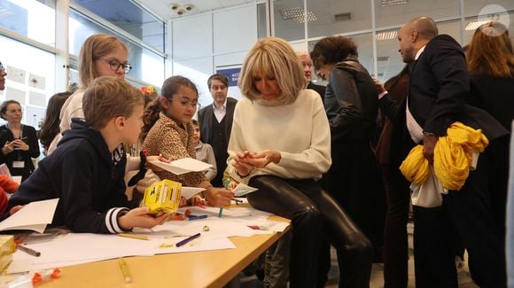 Le sélectionneur de l'équipe de France de football Didier Deschamps et Brigitte Macron se tiennent devant le bureau de poste principal de Bordeaux, dans le sud-ouest de la France, le 8 janvier 2025, alors qu'ils lancent l'édition 2025 du fonds de charité appelé "Opérations pièces jaunes", dont la fondation vise à améliorer les conditions des enfants hospitalisés. Le sélectionneur de l'équipe de France, vainqueur de la Coupe du monde 2018, Didier Deschamps, a annoncé le 8 janvier 2025 qu'il quitterait son poste après la phase finale de 2026. © Fabien Cottereau - Patrick Bernard/Bestimage