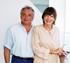 La séquence devient culte à l'extérieur de la demeure. Pour cause, l'installation du potager du couple est quelque peu douteuse. 

Michel Sardou et Anne-Marie Périer à Marseille. 

©BestImage