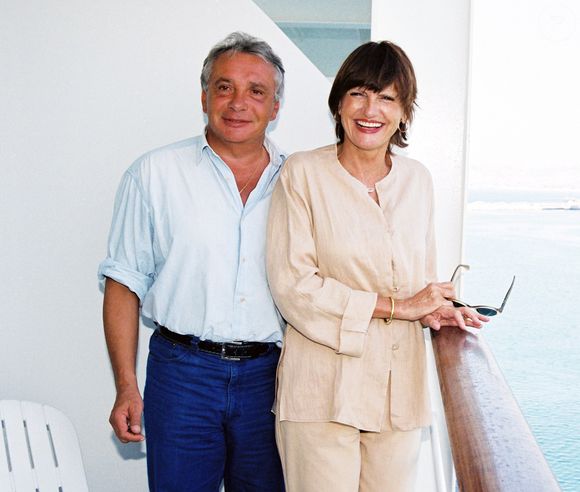 La séquence devient culte à l'extérieur de la demeure. Pour cause, l'installation du potager du couple est quelque peu douteuse. 

Michel Sardou et Anne-Marie Périer à Marseille. 

©BestImage