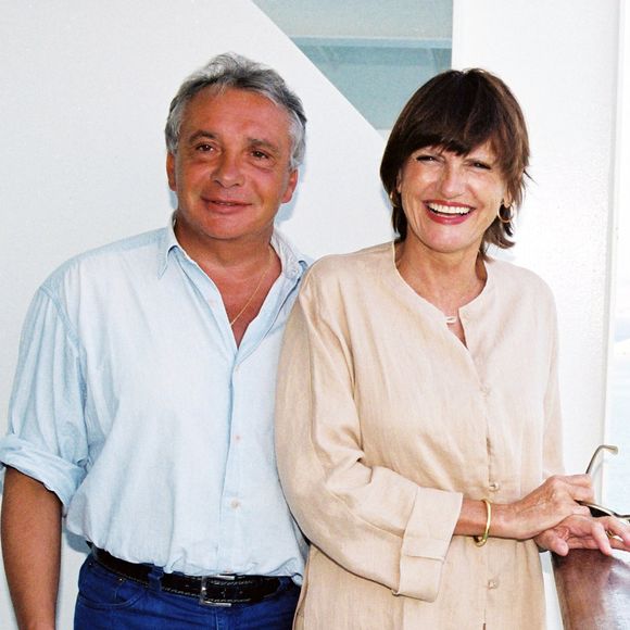 La séquence devient culte à l'extérieur de la demeure. Pour cause, l'installation du potager du couple est quelque peu douteuse. 

Michel Sardou et Anne-Marie Périer à Marseille. 

©BestImage