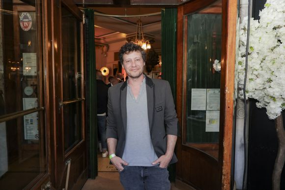 Jonathan Dassin lors de la soirée de l'été littéraire et musical aux Deux Magots à Paris le 27 juin 2022.

© Jack Tribeca / Bestimage