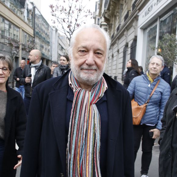 Exclusif - François Berléand à la sortie d'un enregistrement radio aux studios RTL à Neuilly-sur-Seine, France, le 21 mars 2023.