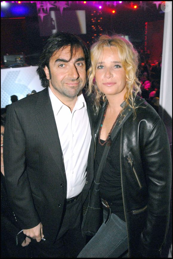 "Lorsque je ne joue pas et que je ne suis pas en promo, je pars souvent en train à Chamonix, où ma femme Stéphanie a voulu s'installer en 2009."

André Manoukian et sa femme - 20 ans de la châine M6 aux Tuileries à Paris
Bestimage - Rachid Bellak