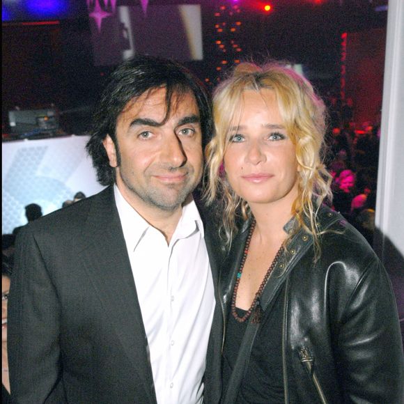 "Lorsque je ne joue pas et que je ne suis pas en promo, je pars souvent en train à Chamonix, où ma femme Stéphanie a voulu s'installer en 2009."

André Manoukian et sa femme - 20 ans de la châine M6 aux Tuileries à Paris
Bestimage - Rachid Bellak