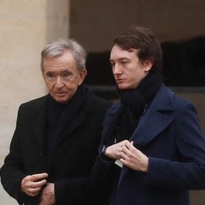 En juillet 2013, le groupe français LVMH dirigé par Bernard Arnault a réalisé une opération majeure en rachetant 80 % de la maison italienne Loro Piana pour 2 milliards d'euros.
Exclusif - Frédéric Arnault et son père Bernard Arnault - À la sortie des funérailles d’Yvon Gattaz (ancien président du Conseil national du patronat français (CNPF), l’ancêtre du MEDEF) à la cathédrale Saint-Louis-des-Invalides à Paris. © Christophe Clovis/Bestimage