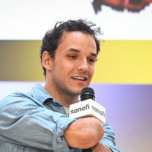 Théo Curin a expliqué avoir eu "quelques dégâts matériels" au niveau de ses prothèses après le choc.

Théo Curin, nageur français, lors de la présentation de la voiture de course McLaren pour les 24 Heures du Mans, le 29 avril 2025 au siège de Sanofi. Photo de Tomas Stevens/ABACAPRESS.COM