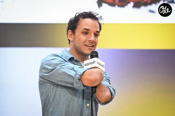 Théo Curin a expliqué avoir eu "quelques dégâts matériels" au niveau de ses prothèses après le choc.

Théo Curin, nageur français, lors de la présentation de la voiture de course McLaren pour les 24 Heures du Mans, le 29 avril 2025 au siège de Sanofi. Photo de Tomas Stevens/ABACAPRESS.COM