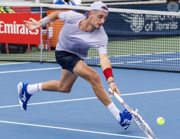 Terence Atmane de France renvoie la balle pendant le match de qualification du simple messieurs entre Terence Atmane de France et Facundo Bagnis d'Argentine au tournoi de tennis Open Banque Nationale 2025 à Toronto, Canada, le 26 juillet 2025. (Photo de Zou Zheng/Xinhua/ABACAPRESS.COM