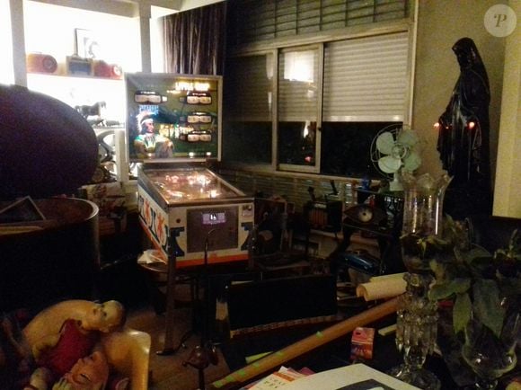 Exclusif -  Le chanteur Christophe (Daniel Bevilacqua) dans son appartement parisien avec des amis le 29 et 30 juillet 2019
© Philippe Baldini / Bestimage