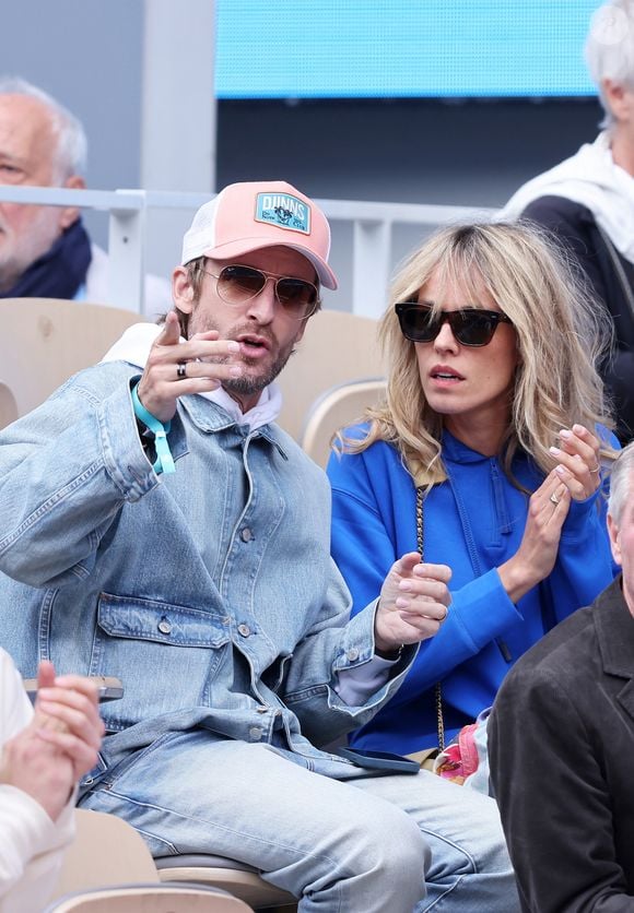 L'occasion ainsi de revenir sur les différents couples aperçus en tribunes. 

Philippe Lacheau et Elodie Fontan dans les tribunes lors des Internationaux de France de Tennis de Roland Garros 2025, à Paris, France, le 27 mai 2025. © Jacovides-Moreau/Bestimage