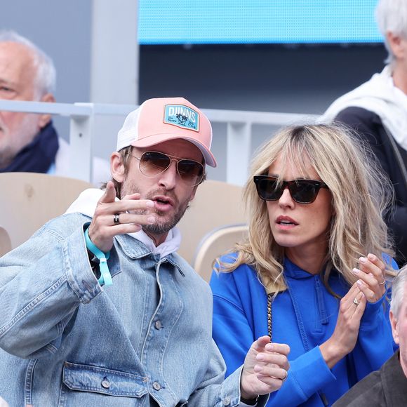 L'occasion ainsi de revenir sur les différents couples aperçus en tribunes. 

Philippe Lacheau et Elodie Fontan dans les tribunes lors des Internationaux de France de Tennis de Roland Garros 2025, à Paris, France, le 27 mai 2025. © Jacovides-Moreau/Bestimage