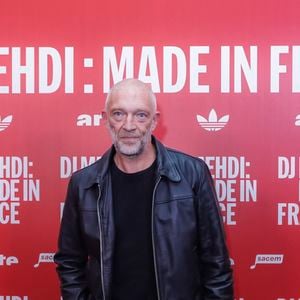 Exclusif - Vincent Cassel - Avant-première de la série documentaire événement "Dj Mehdi : Made in France" au Grand Rex pour découvrir l’épopée musicale hors-norme d’un compositeur, producteur et DJ visionnaire à Paris le 11 septembre 2024. 
Mélomane, autodidacte et prodige des platines, DJ Mehdi a été le premier artiste français à avoir réussi dès la fin des années 1990 le grand écart entre deux univers qu’alors tout opposait : le rap et l’électro. Treize ans après sa disparition brutale, une série documentaire imaginée par T. de Longeville, réalisateur et ami proche de DJ Mehdi, met en lumière le rôle de cet électron libre, pionnier et méconnu du grand public, dans l’émergence des scènes rap et électro françaises.
Images d’archives inédites et témoignages exclusifs de grands noms de la musique (Kery James, Rim’K, Mokobé, MC Solaar, Cassius, Justice, Pedro Winter…) offrent une plongée dans l’intimité de DJ Mehdi et lèvent le voile sur celui qui a contribué à forger les carrières d’artistes des scènes rap et électro internationales. © Jack Tribeca / Bestimage