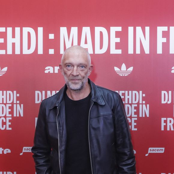Exclusif - Vincent Cassel - Avant-première de la série documentaire événement "Dj Mehdi : Made in France" au Grand Rex pour découvrir l’épopée musicale hors-norme d’un compositeur, producteur et DJ visionnaire à Paris le 11 septembre 2024. 
Mélomane, autodidacte et prodige des platines, DJ Mehdi a été le premier artiste français à avoir réussi dès la fin des années 1990 le grand écart entre deux univers qu’alors tout opposait : le rap et l’électro. Treize ans après sa disparition brutale, une série documentaire imaginée par T. de Longeville, réalisateur et ami proche de DJ Mehdi, met en lumière le rôle de cet électron libre, pionnier et méconnu du grand public, dans l’émergence des scènes rap et électro françaises.
Images d’archives inédites et témoignages exclusifs de grands noms de la musique (Kery James, Rim’K, Mokobé, MC Solaar, Cassius, Justice, Pedro Winter…) offrent une plongée dans l’intimité de DJ Mehdi et lèvent le voile sur celui qui a contribué à forger les carrières d’artistes des scènes rap et électro internationales. © Jack Tribeca / Bestimage