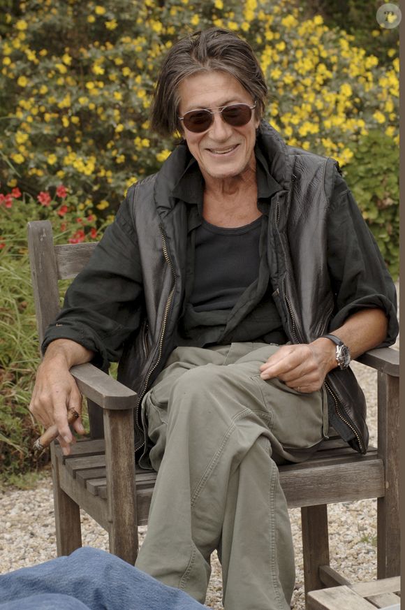 En France, Jacques Dutronc chez lui à Monticello en Corse avec ses chats. le 9 mai 2005.  
©GONGORA Marie-Anne via Bestimage