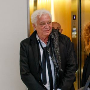 Exclusif - L'animateur de radio et de télévision Laurent Boyer et son avocate Marie-Alix Canu-Bernard arrivent au tribunal judiciaire de Paris, France, le 11 mai 2026 pour son procès pour violences conjugales et harcèlement. Laurent Boyer fait face à des accusations déposées par une ancienne compagne de violences conjugales habituelles, de harcèlement et d'enregistrement non consenti d'images intimes. © Julien Sarkissian/Bestimage