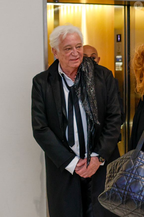 Exclusif - L'animateur de radio et de télévision Laurent Boyer et son avocate Marie-Alix Canu-Bernard arrivent au tribunal judiciaire de Paris, France, le 11 mai 2026 pour son procès pour violences conjugales et harcèlement. Laurent Boyer fait face à des accusations déposées par une ancienne compagne de violences conjugales habituelles, de harcèlement et d'enregistrement non consenti d'images intimes. © Julien Sarkissian/Bestimage