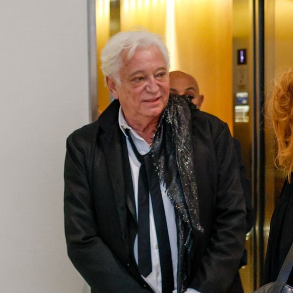 Exclusif - L'animateur de radio et de télévision Laurent Boyer et son avocate Marie-Alix Canu-Bernard arrivent au tribunal judiciaire de Paris, France, le 11 mai 2026 pour son procès pour violences conjugales et harcèlement. Laurent Boyer fait face à des accusations déposées par une ancienne compagne de violences conjugales habituelles, de harcèlement et d'enregistrement non consenti d'images intimes. © Julien Sarkissian/Bestimage