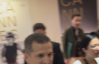 Vidéos - Une fan marche sur le pied de Marion Cotillard et rassure celle-ci avec Guillaume Canet dans le Palais des Festivals lors du 79ème Festival International du Film de Cannes, France, le 16 mai 2026 
Agence / BESTIMAGE