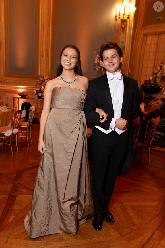 Exclusif - Almudena Dailly d’Orléans ( robe Christian Dior Haute Couture ) et son cavalier Diego Dailly d’Orléans - - Défilé au Bal 2025 des débutantes à l’hôtel Shangri-La Paris le 29 novembre 2025. Le Bal / Moreau / Borde / Bestimage