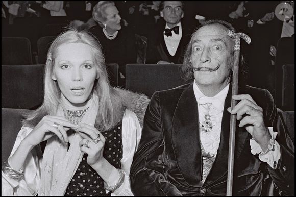 Toutefois, ces derniers ont usé d'un stratagème pour proposer à Yoko Ono...

Amanda Lear et Salvador Dali au concert de Liza Minnelli à Paris en 1972