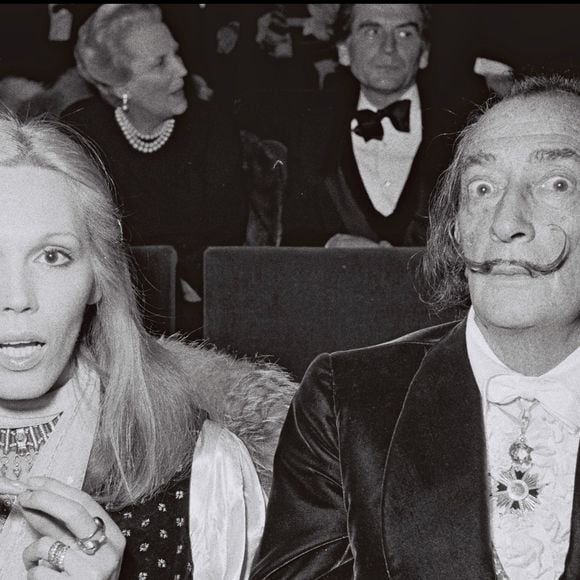 Toutefois, ces derniers ont usé d'un stratagème pour proposer à Yoko Ono...

Amanda Lear et Salvador Dali au concert de Liza Minnelli à Paris en 1972