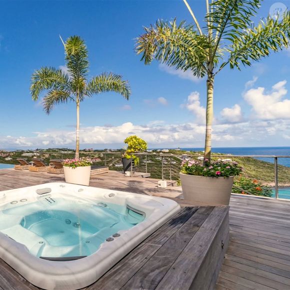 La maison de 500 m² comprend huit chambres, une cuisine professionnelle, une salle de cinéma, une salle de sport, un jacuzzi et une piscine à débordement.

Villa Jade à Saint-Barth, Instagram