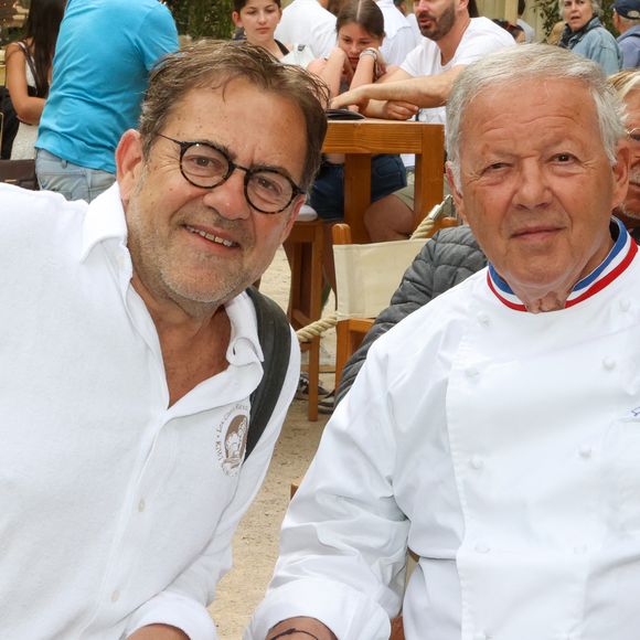 Les Chefs à Saint-Tropez fêtent les producteurs 2025 - Les chefs Michel Sarran et Georges Blanc sur la place des Lices à Saint-Tropez, le 3 mai 2025. ©Jean-Marc Lhomer / Bestimage.