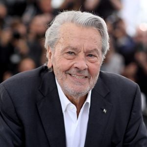 Photocall de la Palme d’or d’honneur à Alain Delon lors du 72ème Festival International du film de Cannes. Le 19 mai 2019. © Jacovides-Moreau / Bestimage